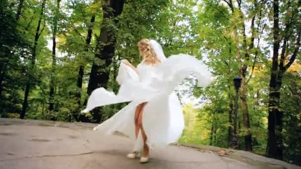 Bella femminile Spinning Sposa vestito lento movimento — Video Stock