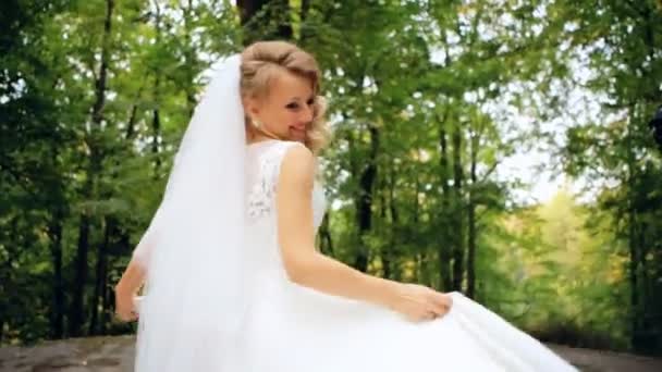 Gyönyörű női spinning menyasszony ruha lassú mozgás közelről