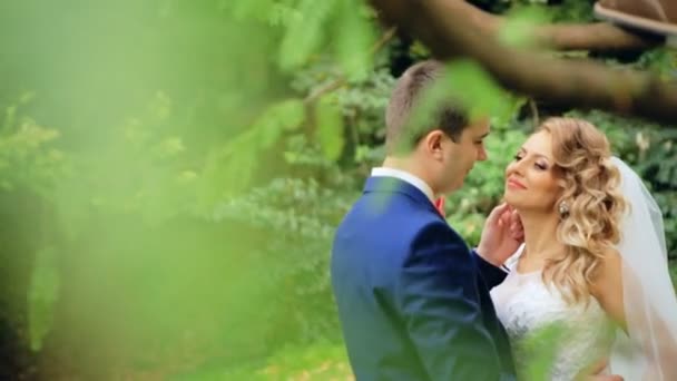 Liebendes kaukasisches Paar schaut einander beim Hochzeitsfoto in Zeitlupe aus nächster Nähe an — Stockvideo