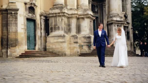 Romantikus esküvő koncepció menyasszony Holding Hand Walking shot lassítva közelről — Stock videók