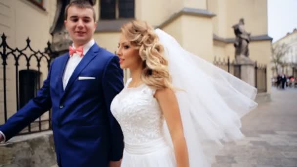 Романтическая концепция свадьбы Невеста держа руку Walking снимок в замедленной съемке — стоковое видео