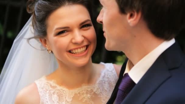 Caucásico feliz romántico joven pareja celebrando su matrimonio disparo en cámara lenta de cerca — Vídeo de stock