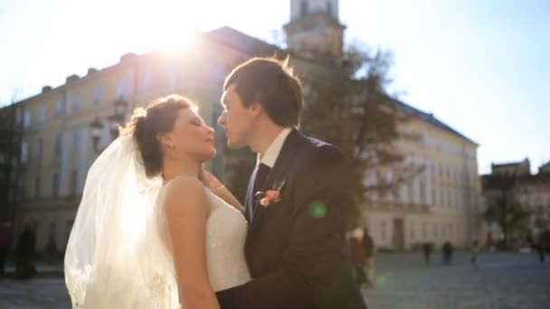 Наречений цілує наречену в місті, застреленому повільним рухом крупним планом — стокове відео