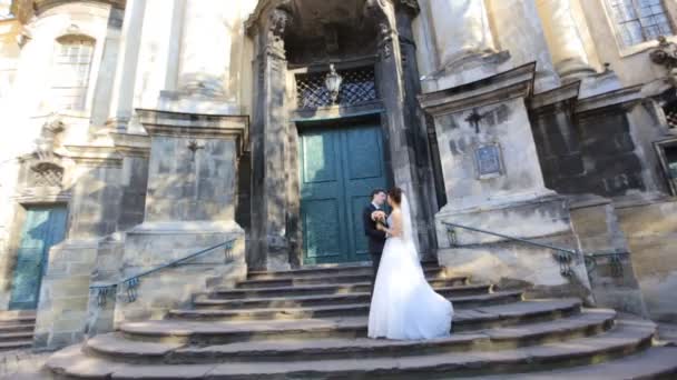 Bella giovane coppia sposa e sposo in piedi sparato al rallentatore da vicino — Video Stock