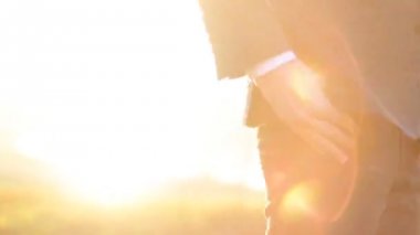 damat yürüyüş sonbahar parkı elleri ve yüz Sequence 3 çekim yavaş hareket yakın yaprakları yakın çekim üzerinde yürüyüş