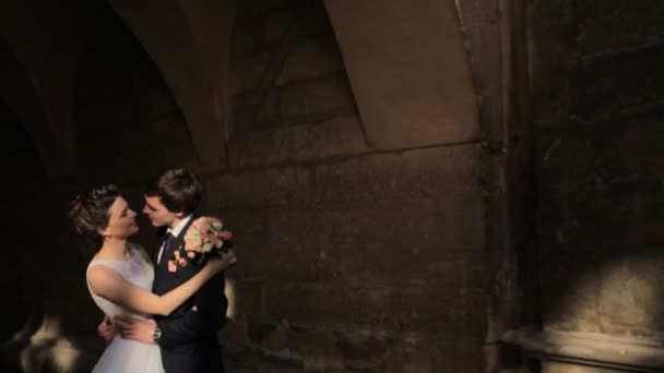 Brud och brudgum i kärlek tittar på varandra sköt i slow motion närbild — Stockvideo