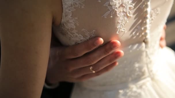 Mariée et marié, le marié tapotant la mariée sur le dos et les fesses, doux sentiments d'amour, toucher les hommes et les femmes, le jour du mariage tourné au ralenti gros plan — Video