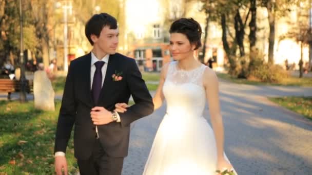 Gelukkige vreugde Kaukasische bruidegom en bruid gelukkig gaan op de Road shot in slow motion close-up — Stockvideo