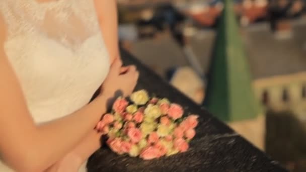 Sposa guarda sopra la città girato al rallentatore da vicino — Video Stock