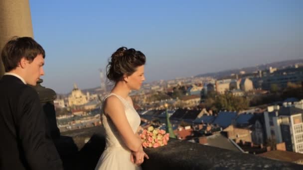 Coppia amorevole un bel ponte vecchio al tramonto su una città calda soleggiata girato al rallentatore primo piano — Video Stock