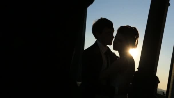 Casamento casal assistir por do sol tiro em câmera lenta de perto — Vídeo de Stock