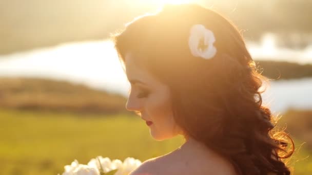 Luxusní elegantní mladá nevěsta na pozadí podzimní slunný Les v pomalém pohybu zblízka — Stock video