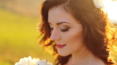 Gelin yavaş çekim de parkta onu buket kokulu yakın