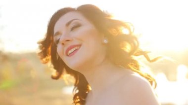 mutlu güzel kadın portresi. Gelinin yüzünü kapat. kameraya gülümseyen genç kız. ağır çekimde atış yakın çekim