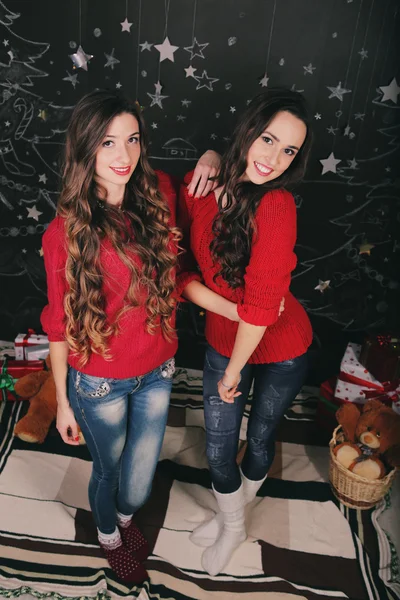 Dos hermosas mujeres jóvenes en casa celebrando.Año Nuevo Personas — Foto de Stock