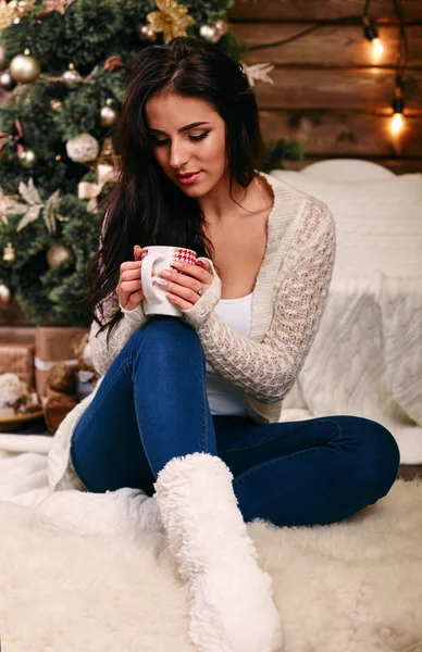 Mujer sosteniendo una taza roja de bebida caliente. Beba té caliente o café por la mañana fresco. Drin tradicional de calentamiento de otoño o invierno — Foto de Stock