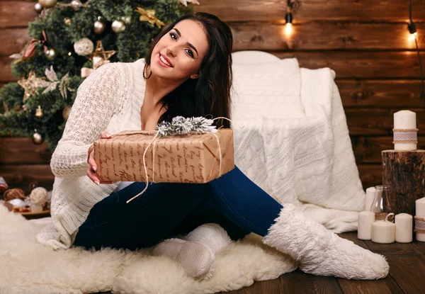 Feliz joven mujer dando la caja de regalo de Navidad — Foto de Stock