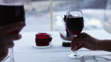 Çift kızartma şarap bardakları yakın çekim