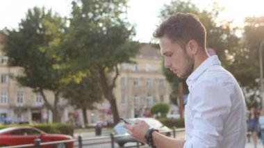 Smartphone dokunarak onun 20s. Telefon tutarak yakın çekim yakışıklı.