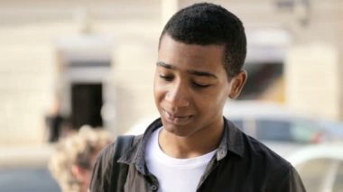 Yakışıklı gülümseyen utangaç adam onun Smartphone'da bahsediyoruz