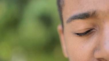 Afro-Amerikan çocuk yüz yeşil bir arka plan üzerinde kahverengi geniş gözlü closeup portresi
