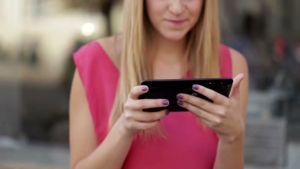 Schattige lachende dame met modieuze digitale tablet op straat — Stockvideo