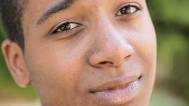 Retrato de close-up de rosto adolescente afro-americano sorridente — Vídeo de Stock