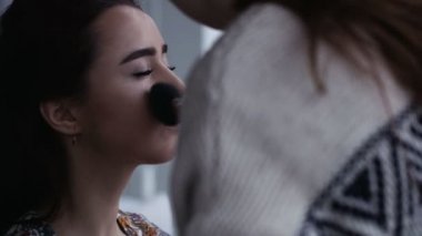 Facepowder uygulamak için kozmetik fırça kullanarak visagist. Kozmetik fırça kullanarak.