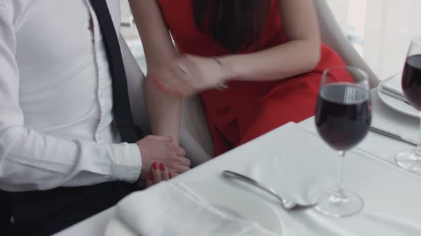 Mladý muž a žena na romantickou večeři, pití v restauraci, slaví Valentýn. — Stock video