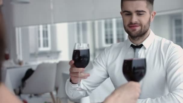 Jonge gelukkig paar romantische datum drankje glas rode wijn op restaurant, vieren dag van de Valentijnskaart — Stockvideo