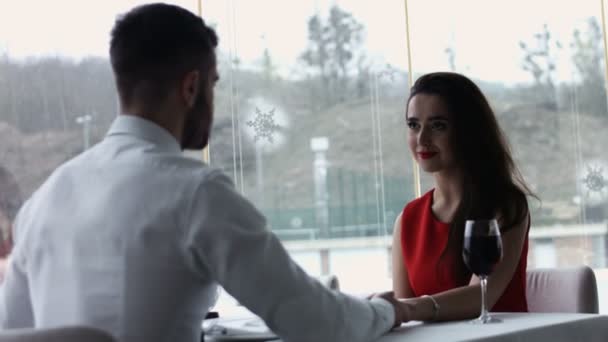 Pareja de mediana edad en el restaurante. pareja interactuando en el almuerzo en un restaurante de lujo — Vídeos de Stock