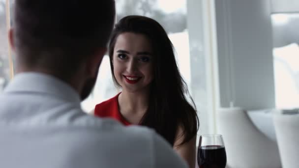 Primer plano retrato de la joven en el restaurante sonriendo — Vídeo de stock