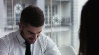 Restoranda, adam odaklanmak romantik tarihte Çift