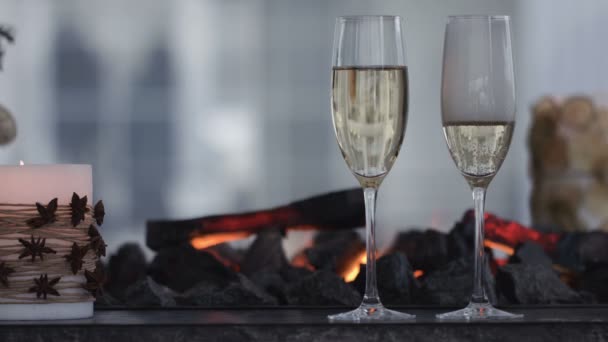 Champagne Versando dalla bottiglia. Due flauti con spumante sopra Holiday Bokeh Sfondo lampeggiante. Un paio di bicchieri di champagne da vicino. Il successo festeggia . — Video Stock