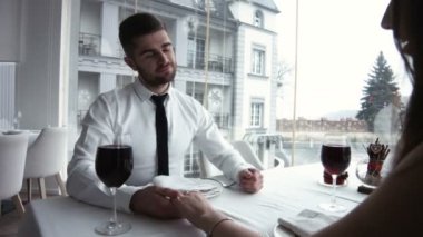 Restoranda, adam odaklanmak romantik tarihte Çift
