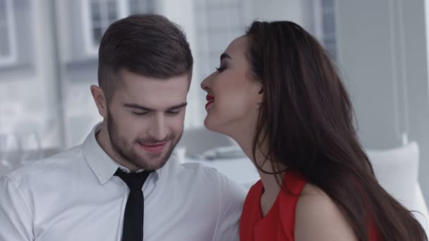 Feliz pareja sonriente romántica enamorada sosteniendo las manos, celebrando el aniversario o el día de San Valentín y cenando o almorzando juntos en el restaurante gourmet de lujo. Amor, Romance, Concepto de Relaciones . — Vídeo de stock