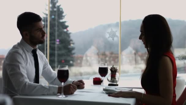 Joven pareja feliz cita romántica copa de vino tinto en el restaurante, celebrando el día de San Valentín — Vídeo de stock