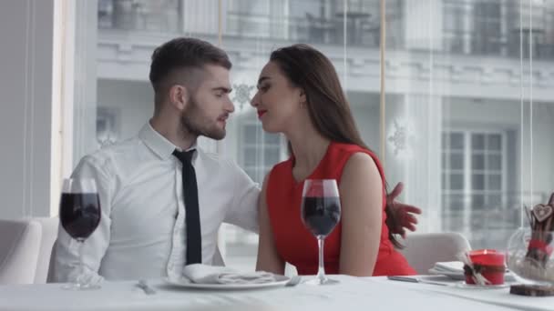 Aufnahme einer schönen jungen Frau bei einem Date mit ihrem Mann — Stockvideo