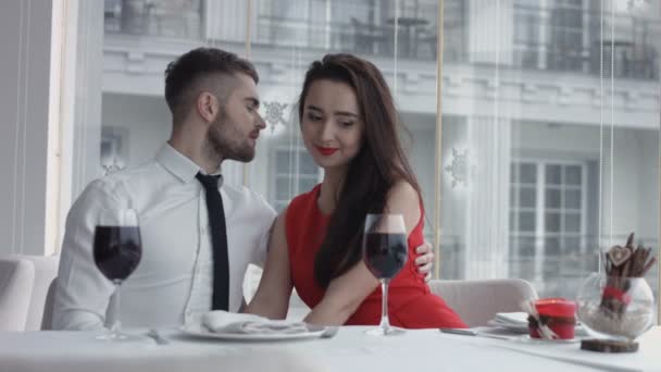 Schönes junges Paar mit Gläsern Wein in luxuriösem Interieur — Stockvideo