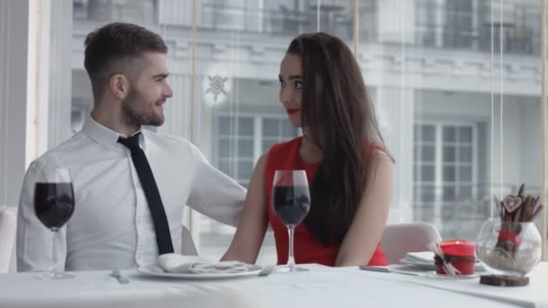 Happy and romantic young couple on a date at the restaurant — Stock Video