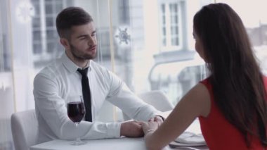 Adam üreten halka ve evlenme kadın soruyor - o evlenme teklifi - kabul eder bir adam bir kadınla evlilik teklif bir yüzük verir. Sürprizler ve gülümsüyor. Kapalı, Restoran, romantik bir akşam yemeği