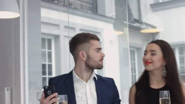 Alegre casal tomando uma selfie humorística com um smartphone no restaurante — Vídeo de Stock