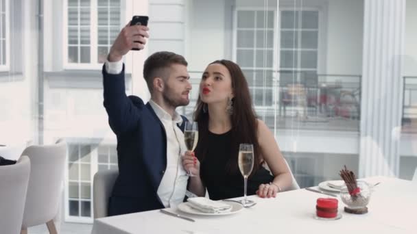 Veselý pár s humorným selfie s smartphone v restauraci — Stock video