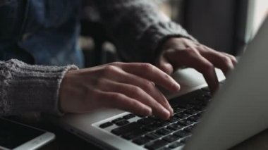 Erkek, beyaz close-up bir klavyede yazarak eller. Kapalı dizüstü bilgisayar kullanan adam.