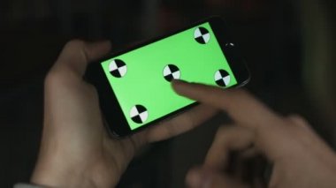 Akıllı Telefon eller tarafından tutulur. Yeşil ekran Krom Anahtar. Yakından kapatın. Takip hareketi. Yatay pantolon - Sol sağ animasyon kaydırın. siyah 6