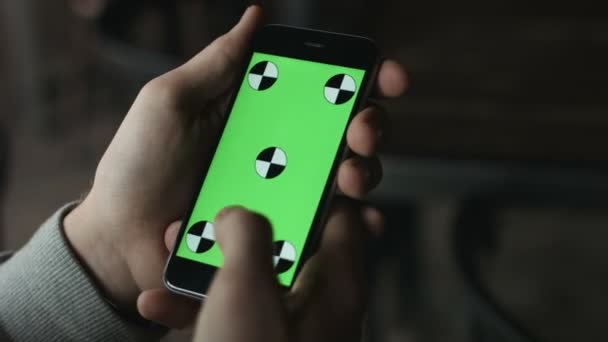 Close-up dari tangan laki-laki menyentuh smartphone. Layar hijau Kunci Chroma. Tutup. Gerakan pelacakan. Vertikal. celana. Swipe kiri animasi kanan hitam 6 — Stok Video
