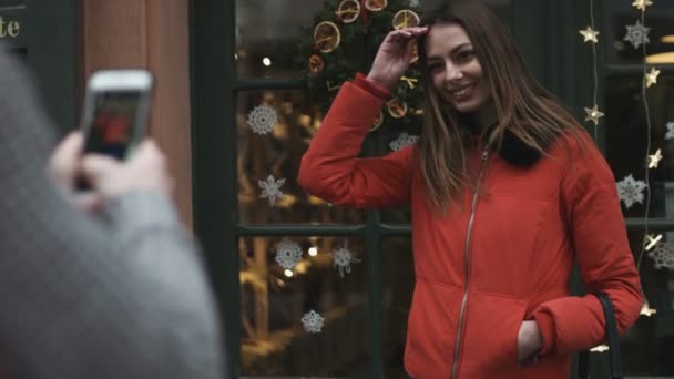 El hombre está tomando fotos de su hermosa novia al aire libre. Chica guapa posando para las mejores fotografías . — Vídeo de stock