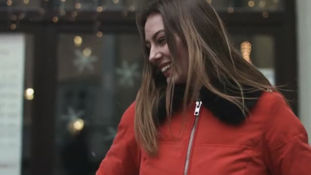 Caucasienne femelle dans son 20s rire de joie à l'extérieur tandis que son neigement . — Video