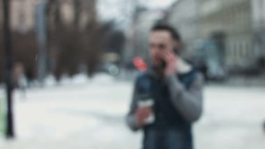 Cep telefonunuzun, güzel gülümseme yapma hes bir konuşma var genç adam bir paket servisi olan restoran kahve yakışıklı adamla kameraya doğru hareket.