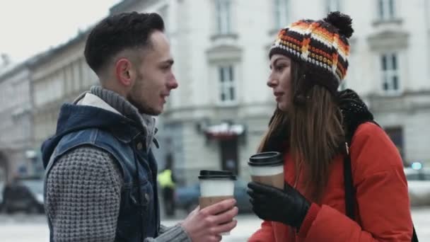 Nádherný pár setkat venku. Muž a žena pije kávu s sebou na ulici a mají hezký rozhovor. — Stock video